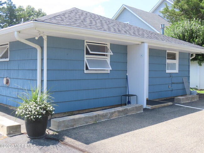Building Photo - 604 Harris Ave
