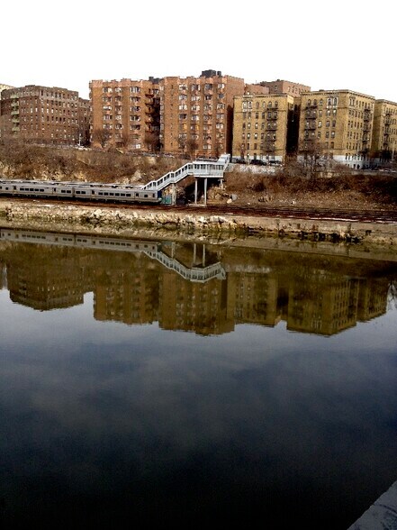Building Photo - 135 W 225th St