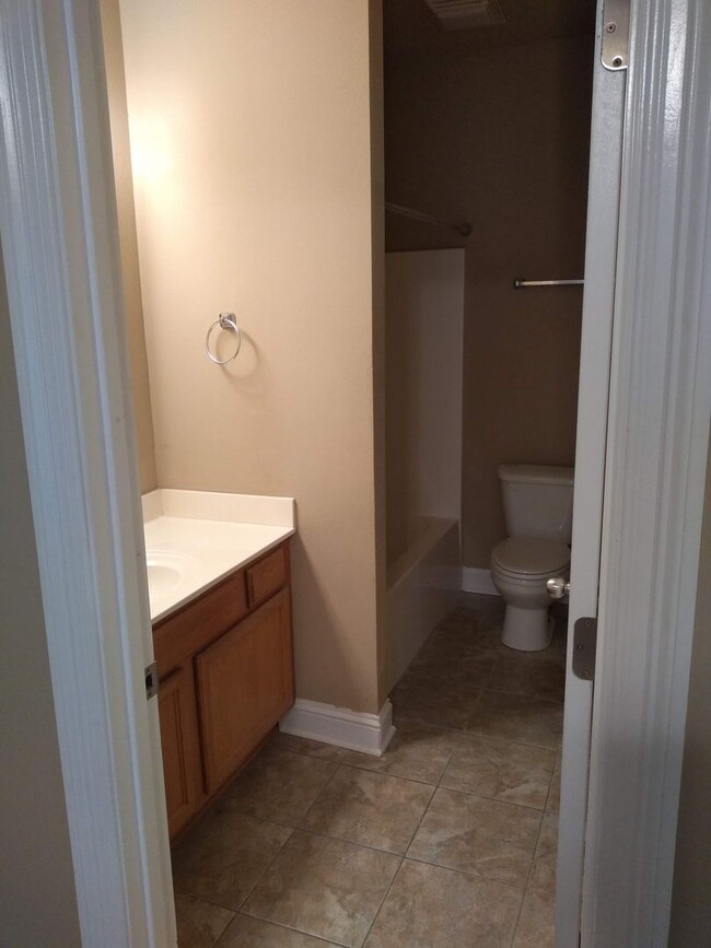 Building Photo - 2br/2ba H/C with washer dryer