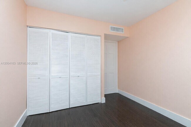 Building Photo - 20291 NE 30th Ave