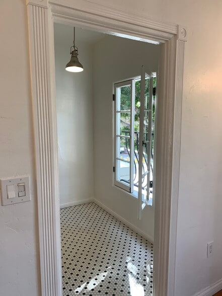 Building Photo - 802 N Sweetzer Ave