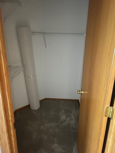 Walkin Closet - 11027 Douglas Ln N