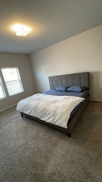 Building Photo - 331 Saddle Leaf