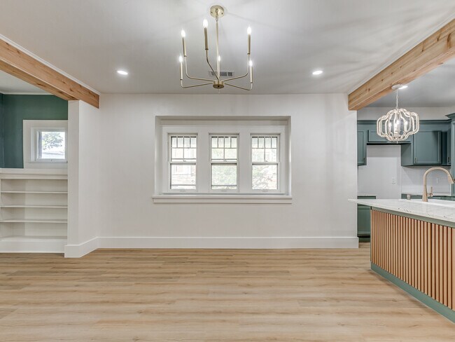 Building Photo - 1723 W Park Pl