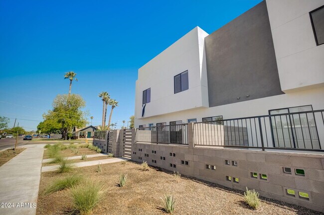 Building Photo - 777 W Coolidge St