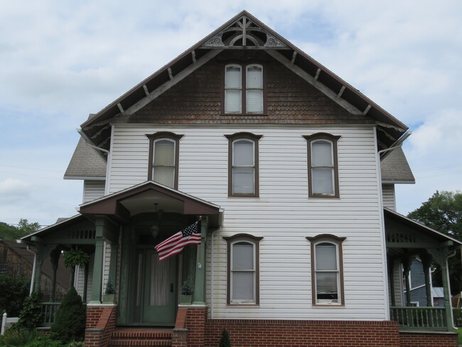 Building Photo - 124 E Main St