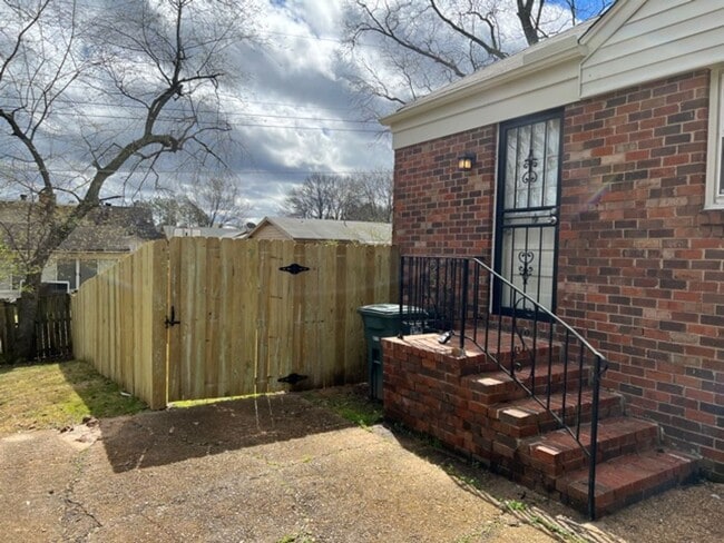 Building Photo - Charming 3 bedroom 2 bath home near Coving...