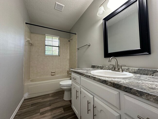 Building Photo - Cozy Elegance: Beautiful 2 Bed, 2.5 Bath H...