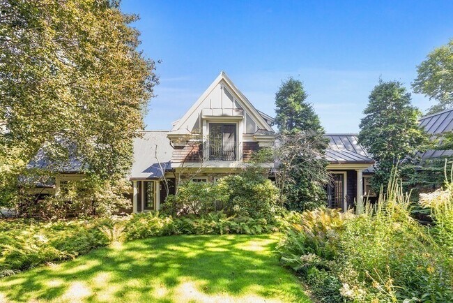 Building Photo - 100 Summer St