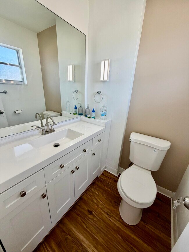 Building Photo - 1000 NE 14th Ave