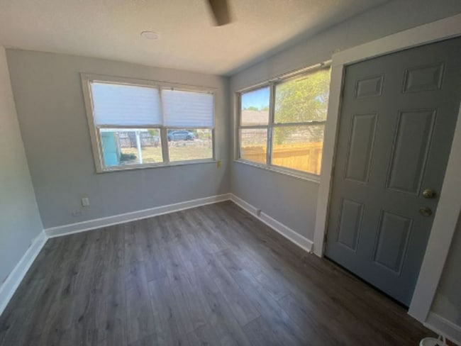 Building Photo - 2 Bedroom 1 Bath Duplex in Lakeland for RENT!