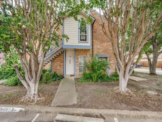 Building Photo - 1603 Marsh Ln