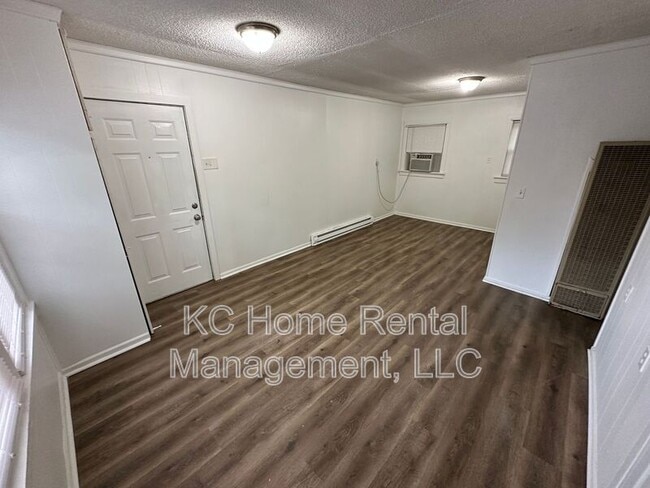 Building Photo - 107 E Hale St