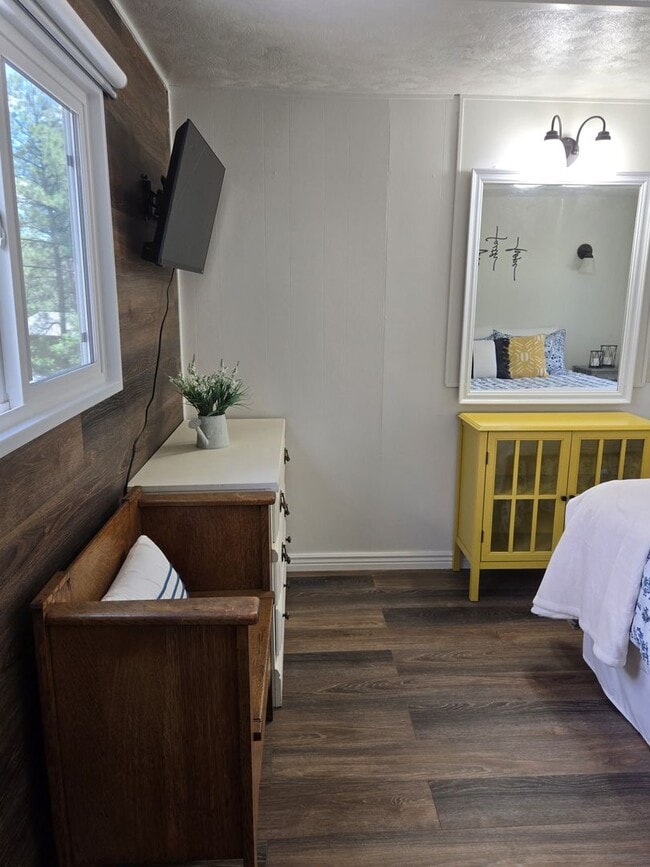 Building Photo - Great Two Bedroom Close To Midtown