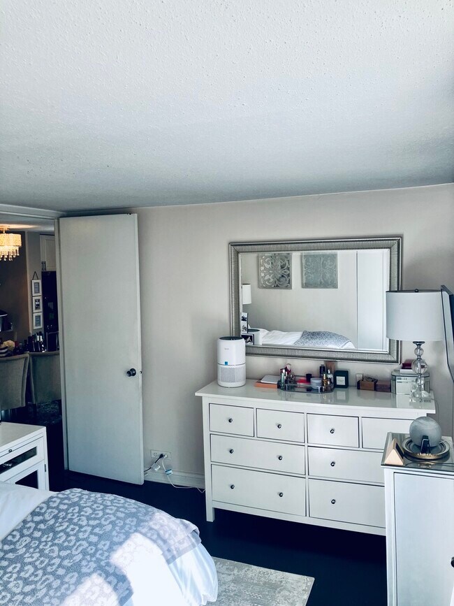 Building Photo - 1339 N Dearborn St