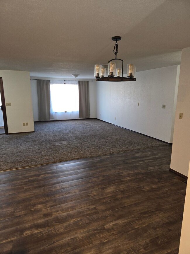 Building Photo - Beautiful Hermiston Home offers a perfect balance of comfort and convenience