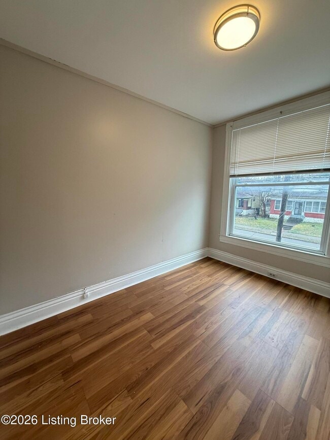 Building Photo - 2547 Bank St