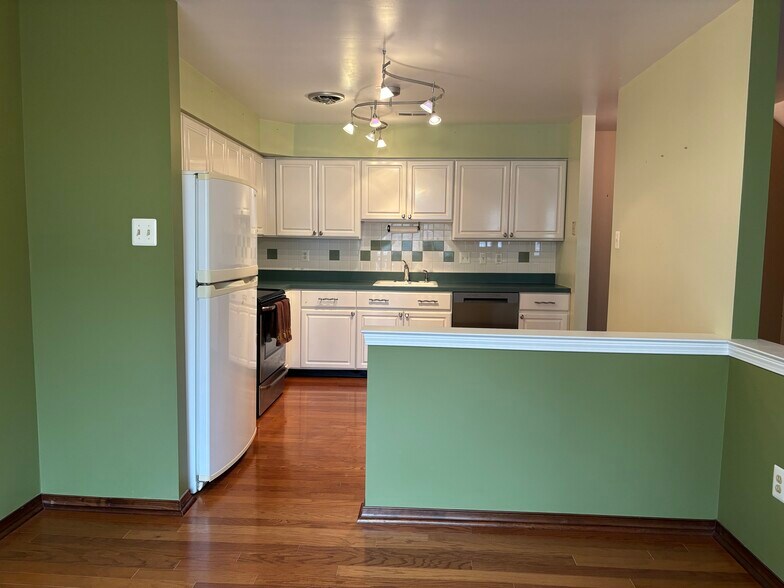 Building Photo - 637 Muhlenberg Dr