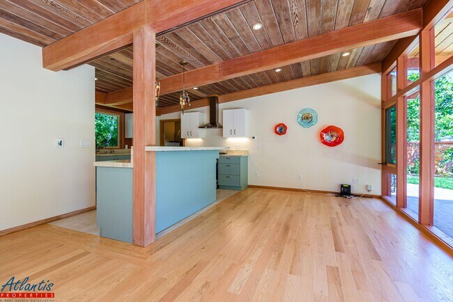 Building Photo - Stunning Home | Remodeled | Desirable Loca...
