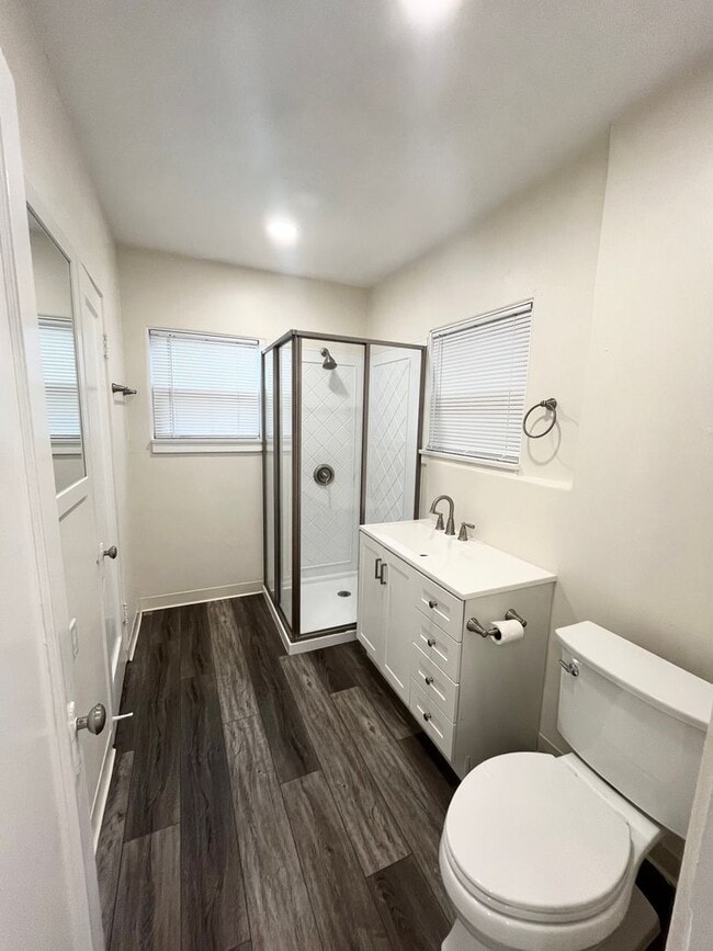 Building Photo - GREAT LOCATION IN SOUTH PARK! 1BD/1BA UPST...