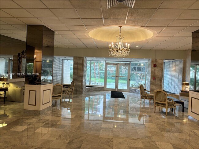 Building Photo - 5255 Collins Ave