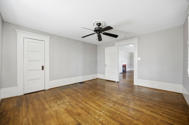 Building Photo - 209 W Shadburn Ave