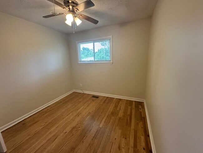 Building Photo - Desirable 3 Bedroom Home