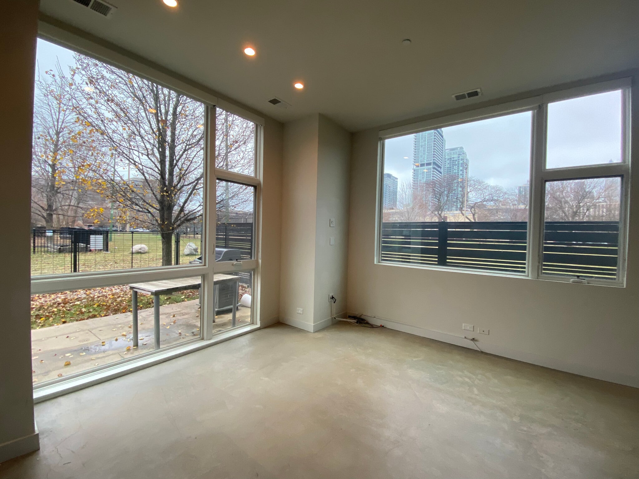 Building Photo - 435 W Hobbie St