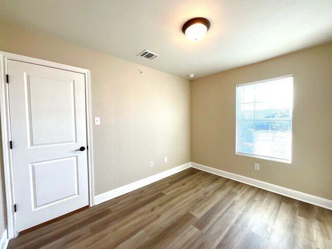 Building Photo - **APPLICATION RECEIVED** Three Bedroom Townhome in Prime Location! Close to New IKEA, I-35, Forum...