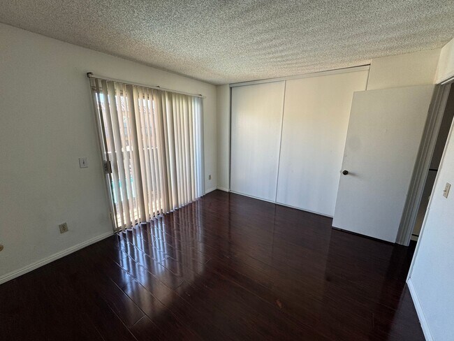 Building Photo - 2 bed - 1.5 bath townhouse