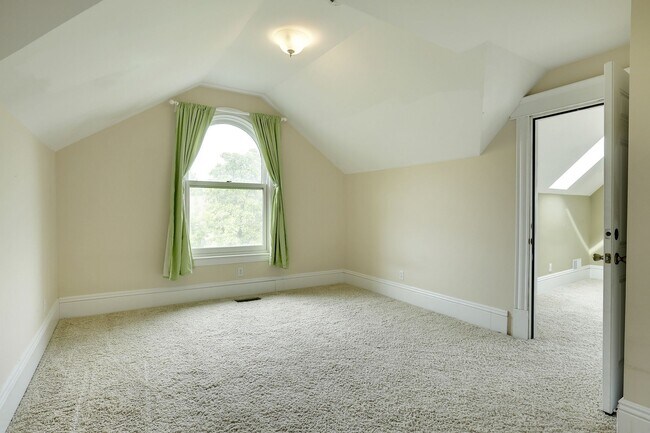 3rd fl br #4 - 3302 Harriet Ave