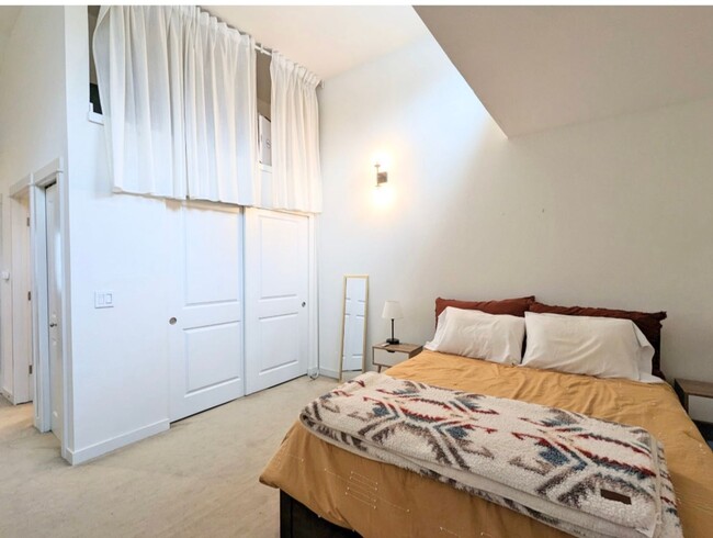 Building Photo - Stunning Sand Point Condo with Loft and Ba...