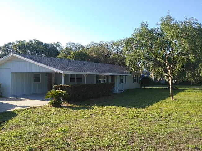 Building Photo - 3 Bedroom 2 Bath in Eustis for Rent!