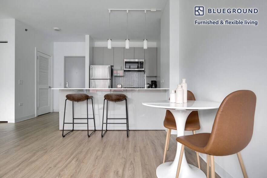 Building Photo - 808 W Van Buren St