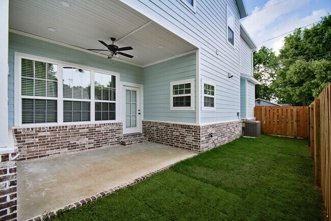 Building Photo - 502 W Persimmon St