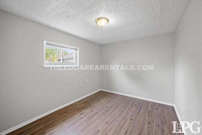 Building Photo - 5520 N Summit St