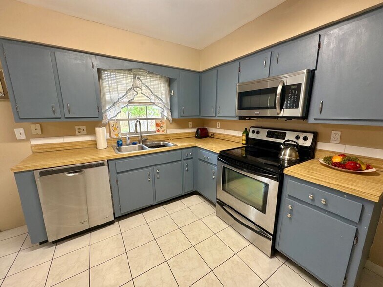Building Photo - 2147 Sandalwood Dr