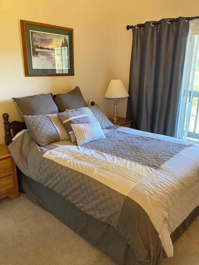Building Photo - Bright and updated 3 bedroom with loft, In...