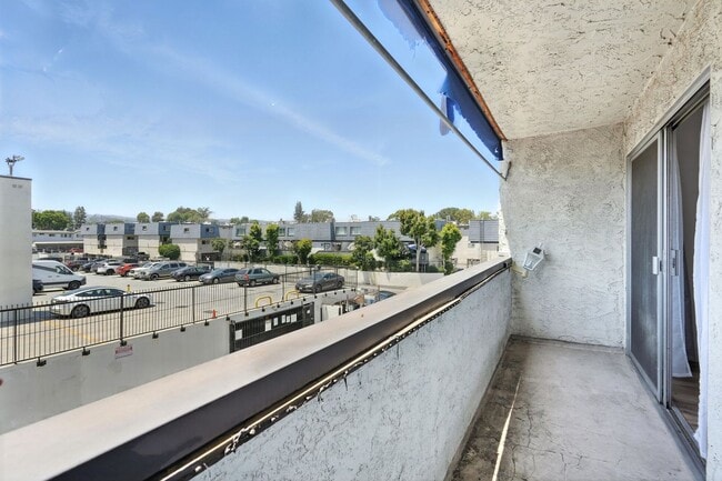 Building Photo - Charming 2BR + 1BA Condo in Tarzana availa...