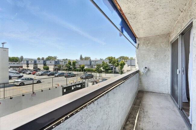 Building Photo - Charming 2BR + 2BA Condo in Tarzana availa...