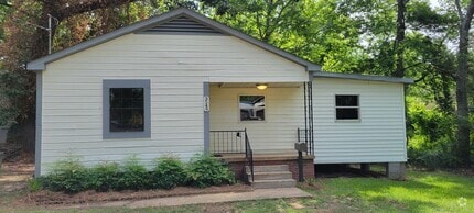 Building Photo - Beautiful remodeled 4 bedroom/1 bath