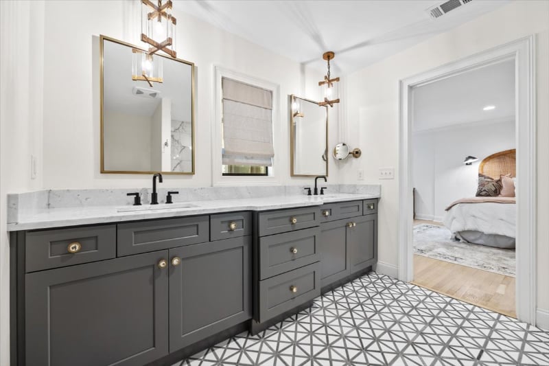 Building Photo - 3565 Lake Dr SE