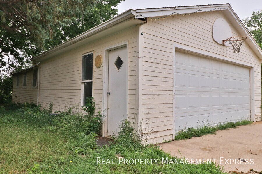 Building Photo - 3 Bedroom Acreage in Southeast Sioux Falls