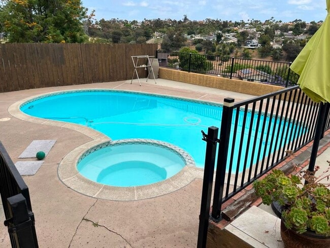 Building Photo - 4Bed/2Bath Just East of El Camino in Carls...