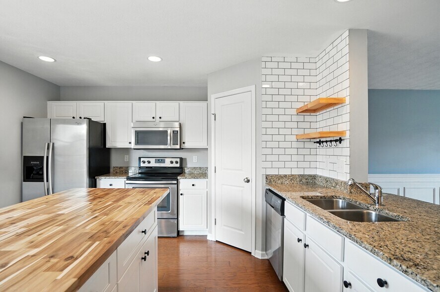 Kitchen with large pantry - 6169 Needletail Rd