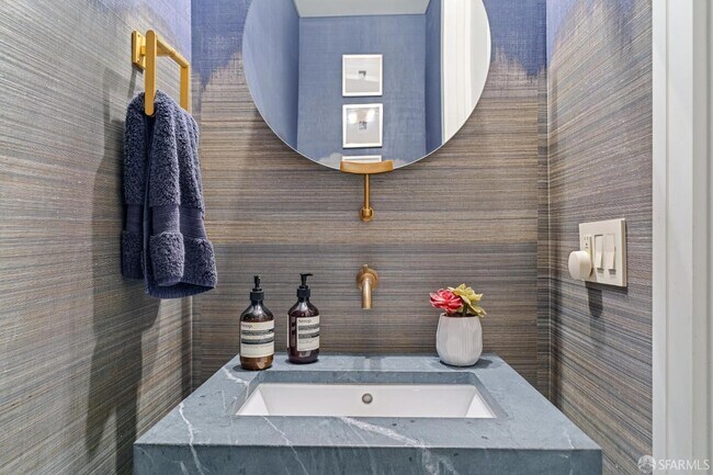 Building Photo - 7 Seymour St