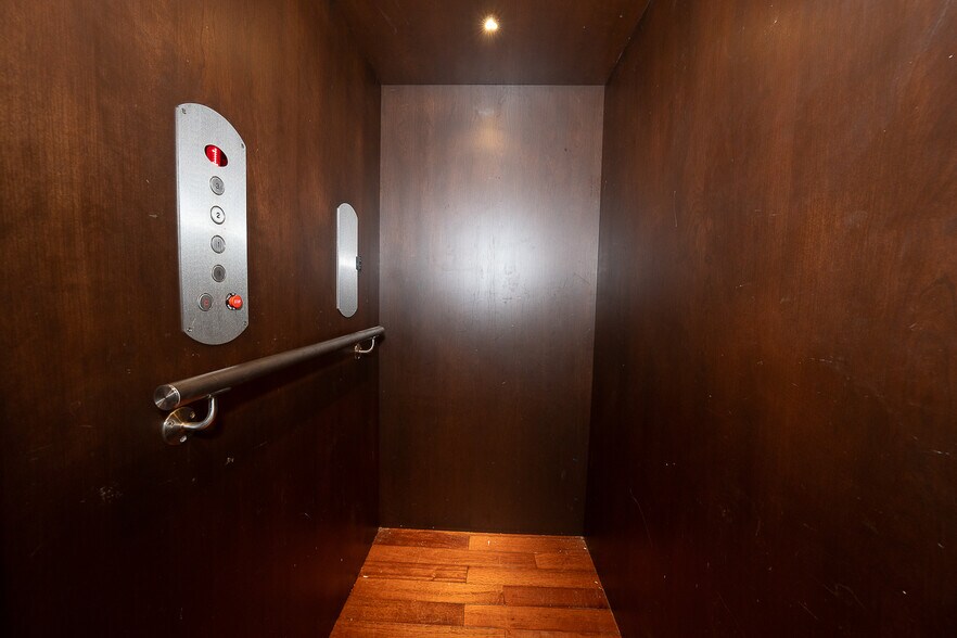 Building Photo - 601 Poplar St