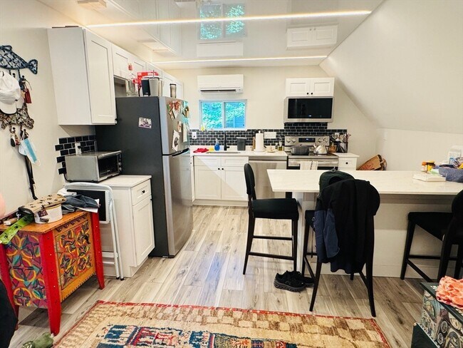 Building Photo - 136 Academy Hill Rd