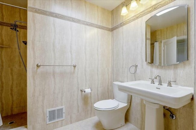 Building Photo - 3 bedroom in San Francisco CA 94122