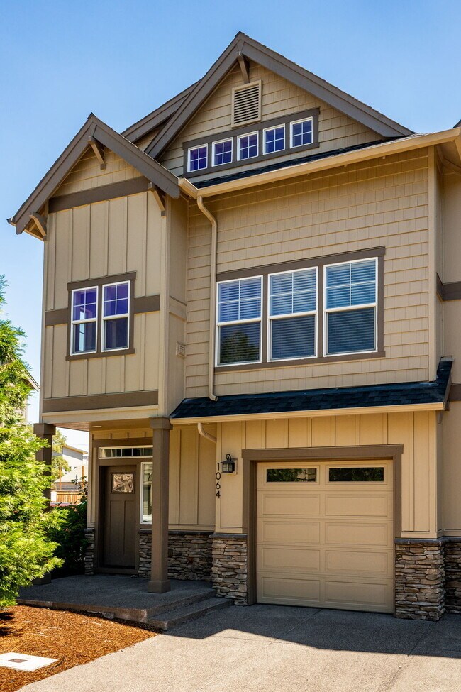 Building Photo - 3 Bed, 2.5 Bath Townhome Centrally Located– Bend, OR